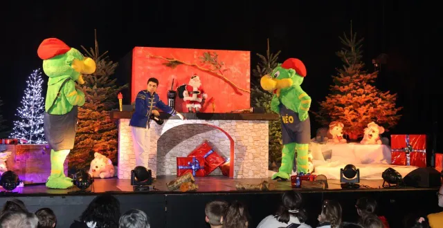 photo  samedi, un public nombreux a convergé vers le centre rabelais pour les animations de noël, plan b que l’équipe d’animation de la commune avait prévu en cas de mauvais temps. le spectacle, les aventures du père noël, a enchanté le jeune public, pendant que les plus grands déambulaient dans les allées du marché de noël, avant de se rendre à l’église saint-martin, pour le concert donné par le chœur so gospel. « nos évènements fonctionnent, on répond à l’attente de la population », observe pierre perrot, chargé de communication.  &copy;  ouest-france 