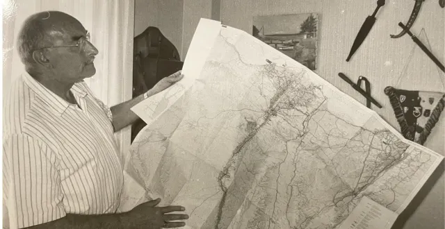 photo  michel billard, en 1993 dans son bureau personnel transformé en cabinet de curiosité autour de l’égypte ancienne.  &copy;  archives co – claude-henri gay 