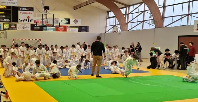 photo  un bénévole guide les jeunes judokas lors de l’échauffement.  &copy;  co 