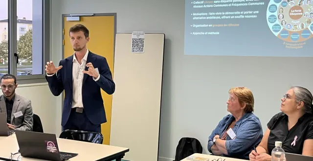 photo  alexis gits (debout, au centre) et les autres membres de la ferté citoyenne continuent de travailler pour présenter une liste aux élections municipales de mars 2026.  &copy;  le maine libre 