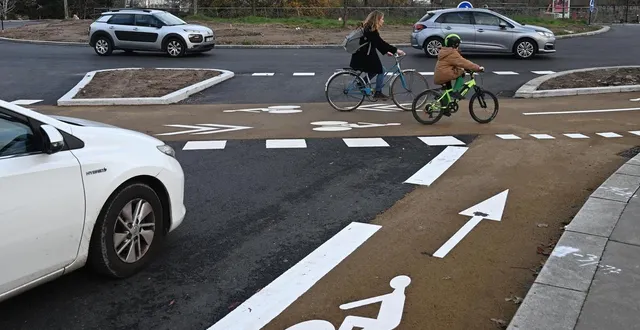 photo  la piste cyclable à double sens, de grande largeur, fait le tour du rond-point du commandant-cousteau. les automobilistes devront regarder à droite et à gauche avant de s’engager.  &copy;  jérôme fouquet/ouest-france 