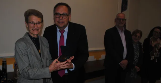 photo  le maire a remis la médaille de la ville à chantal riette.  &copy;  co 