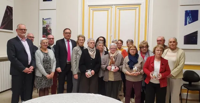 photo  élus et lecteurs fidèles ont tenu à s’associer à l’hommage rendu par le maire frédéric mortier et l’adjointe à la culture laetitia leroux aux bénévoles de la bibliothèque du lathan.  &copy;  co 