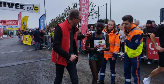 photo  rémy coutant président des foulées nuaillaises, accueille la féminine victorieuse de l’édition 2025. les dossards du semi-marathon sont partis en quelques heures.  &copy;  ouest-france 