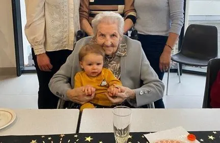 photo  madeleine et son arrière-arrière-petite-fille.  &copy;  photo le maine libre 