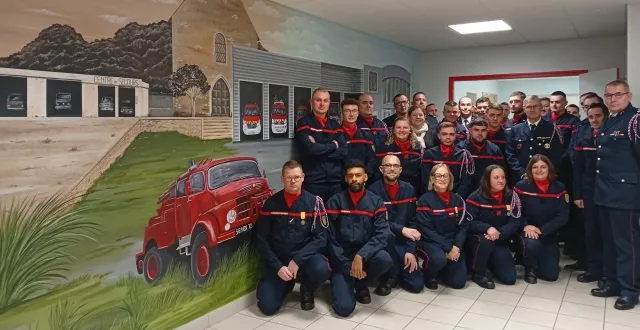 photo  les sapeurs-pompiers ont découvert, avec bonheur et émotion, la fresque représentant leur caserne.  &copy;  le maine libre 
