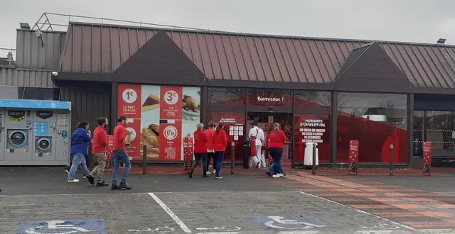 photo  une odeur suspecte de gaz au carrefour market de la ferté-bernard a provoqué l’évacuation du supermarché. le personnel a pu y retourner dans l'heure de midi.  &copy;  ouest-france 