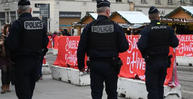 photo  des patrouilles pédestres arpentent le marché de noël d’angers.  &copy;  dipn49 