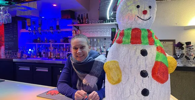 photo  « nous sommes des amateurs de soirées festives », confie angélique muller, qui a repris avec son compagnon teddy l’emblématique bar-hôtel du quai brizeux de quimperlé (finistère) en novembre 2025.  &copy;  ouest-france 