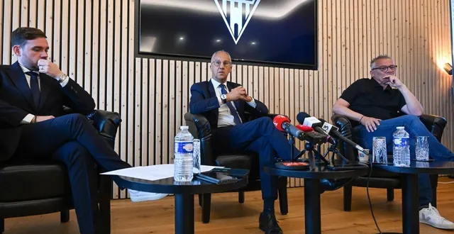 photo  jérôme negroni (à gauche) et laurent boissier entourent saïd chabane.  &copy;  co - laurent combet 