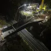 photo  angers, 10 décembre 2025. il n’a fallu qu’une vingtaine de minutes pour déposer la passerelle, épilogue d’un chantier préparé depuis cet été. 
