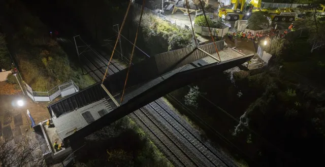 photo  angers, 10 décembre 2025. il n’a fallu qu’une vingtaine de minutes pour déposer la passerelle, épilogue d’un chantier préparé depuis cet été.  &copy;  ville d’angers – th. bonnet 