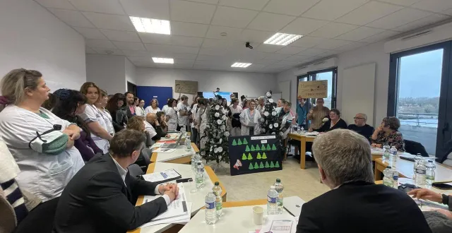 photo  le personnel de l’hôpital de sées (orne) a adressé ses doléances à patrick faugerolas, directeur de l’établissement, ici de dos.  &copy;  ouest-france 