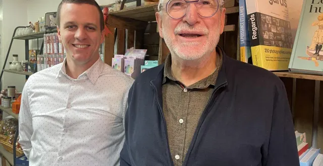photo  jean-charles prono, maire de loire-authion et candidat à sa réélection, en compagnie de yann le coz, son directeur de campagne, membre également de sa liste.  &copy;  ouest-france 