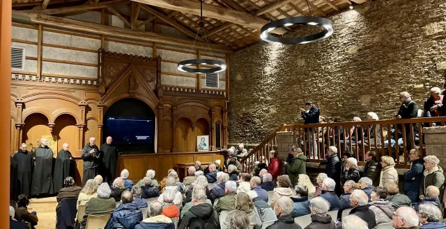 photo  bégrolles-en-mauges, le 11 décembre 2025. près de 300 fidèles ont rencontré, jeudi soir 11 décembre, les moines bénédictins du barroux, appelés à succéder aux trappistes de bellefontaine à l’été 2026.  &copy;  co – lucas rojouan 