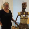 photo  josiane taillandier présente la dernière œuvre réalisée en vannerie 