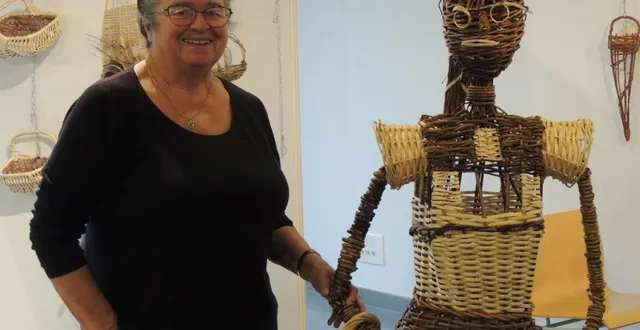 photo  josiane taillandier présente la dernière œuvre réalisée en vannerie  &copy;  ouest-france 