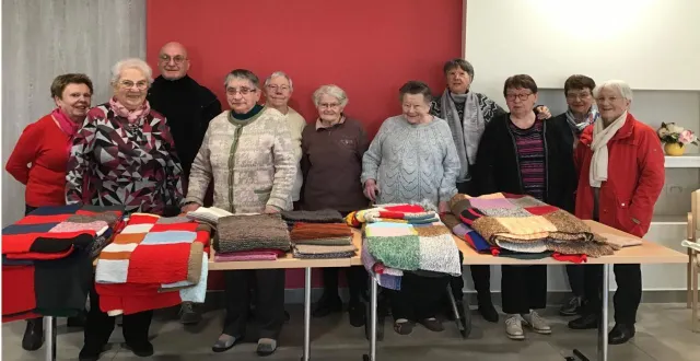 photo  les résidentes ont remis avec joie leurs créations réalisées lors des ateliers bimensuels pour les bénéficiaires des restos du cœur.  &copy;  ouest-france 