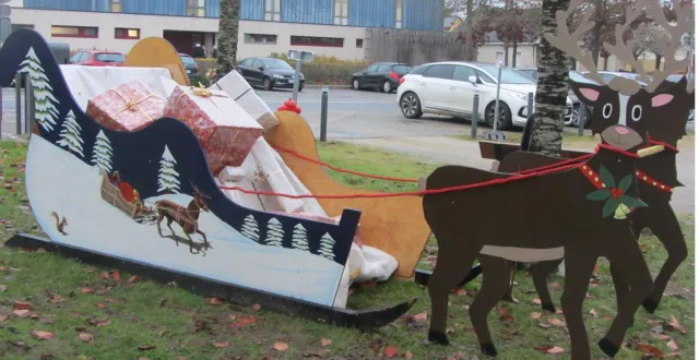 photo  un traîneau tiré par deux rennes robustes a été installé devant la salle des sports à saint-léger-des-bois. une réalisation magnifique de la part de dix jeunes de la commune qui ont fait preuve d’un sens artistique indéniable.  &copy;  ouest-france 