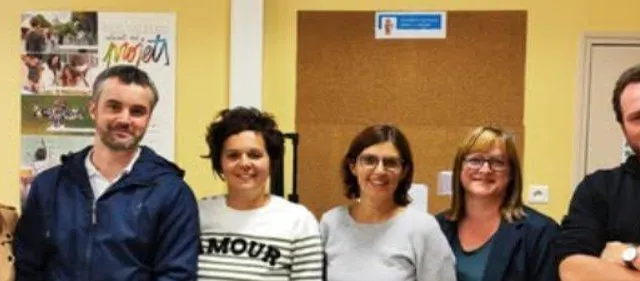 photo  l’heure est à la mobilisation pour le bureau de l’association des parents d’élèves de l’école saint-venant à quelques jours du marché de noël sur la place du village.  &copy;  ouest-france 