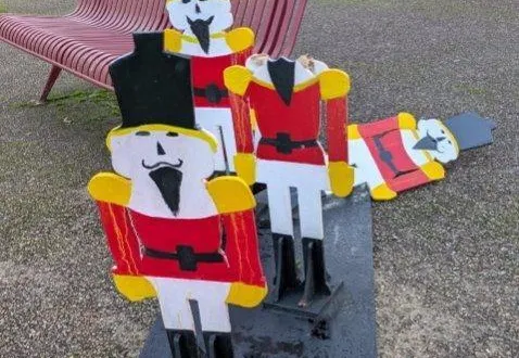 photo  grande déception, mardi matin, pour les bénévoles qui ont découvert des décorations de noël saccagées.  &copy;  ouest-france 