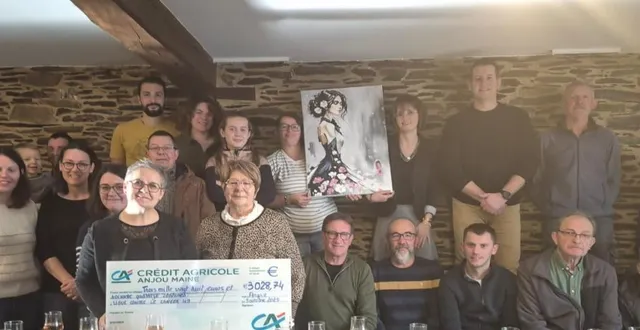photo  depuis plusieurs années, familles rurales propose une marche « octobre rose » en faveur de la lutte contre le cancer. cette année, la mobilisation, exceptionnelle, a permis de dégager un bénéfice important. dimanche, les membres de familles rurales et des élus ont remis un chèque de 3 028 € à monique gasnier, responsable de l’espace cancer au groupe milon de segré-en-anjou bleu.  &copy;  ouest-france 