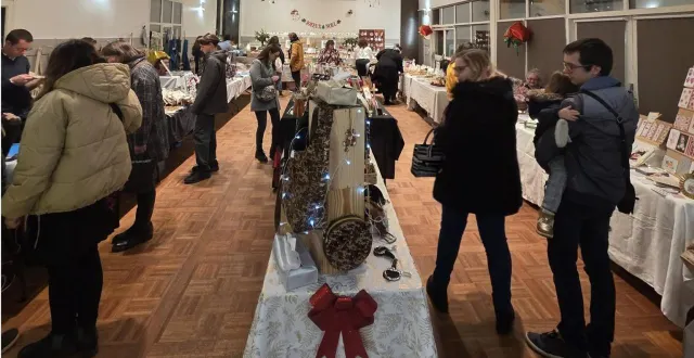 photo  les visiteurs ont pu faire leurs achats de noël auprès des 18 exposants.  &copy;  le maine libre 