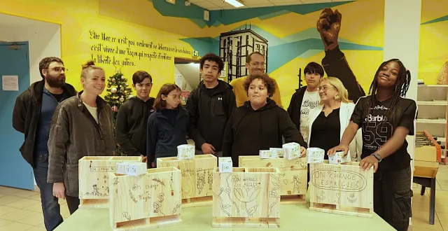 photo  les distributeurs et une partie de leurs créateurs au service jeunesse.  &copy;  ouest-france 