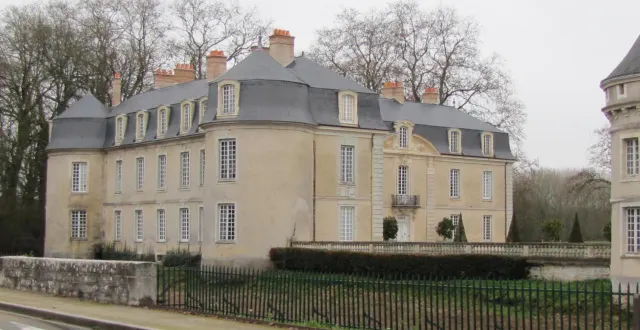 photo  cette semaine d’avant-veille de noël, et après plusieurs mois sous l’emprise d’un échafaud, le château de la commune s’est défait de sa métallique armure afin de nous faire découvrir sa nouvelle coiffure et une réfection complète de sa toiture. le nettoyage des murs avant la mise en eau des douves est, lui, toujours en cours.  &copy;  ouest-france 