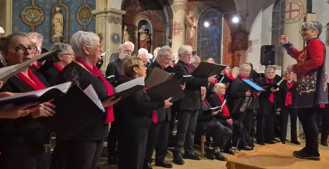 photo  la chorale chantelyre organisait son concert de noël, dimanche, à l’église saint-martin. en première partie, l’harmonie du cercle musical des brières et du gesnois a interprété un répertoire musical varié, allant des beatles à abba, en passant par strauss. en deuxième partie, les 54 choristes, sous la direction de la nouvelle cheffe de chœur marie-thérèse brebion, ont offert une prestation de grande qualité. en fin de concert, c’est claude jullemier, ancien chef de chœur, qui a repris la direction du groupe.  &copy;  ouest-france 