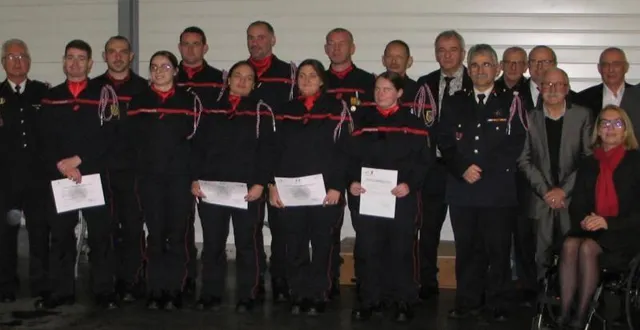 photo  les pompiers récipiendaires félicités par les élus.  &copy;  le maine libre 