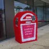 photo  une belle boîte à lettres éclairée de nuit attend les courriers des enfants sages devant le pôle culturel. 