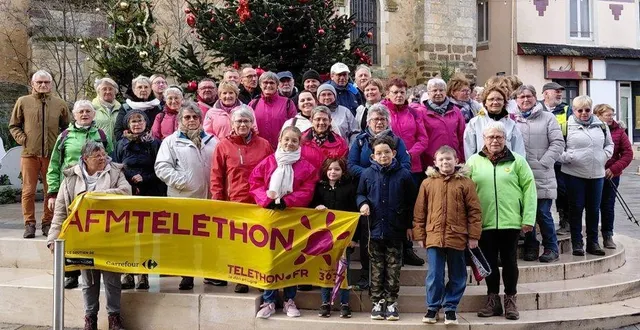 photo  les randonneurs réunis autour de la banderole du téléthon avant le départ.  &copy;  le maine libre 