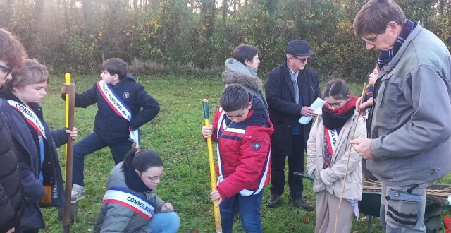 photo  l’agent communal didier thétas a expliqué aux membres du conseil municipal junior les conditions d’une bonne plantation.  &copy;  co 