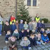 photo  les enfants ont décoré le sapin, place de l'église, à la meignanne, avec jade, mathilde moreau et louane. 