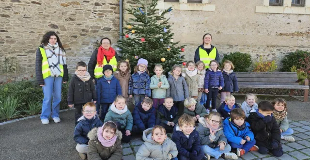 photo  les enfants ont décoré le sapin, place de l'église, à la meignanne, avec jade, mathilde moreau et louane.  &copy;  co 