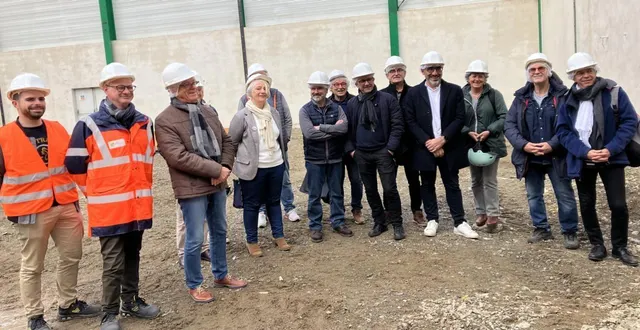 photo  dominique bréjeon, le maire ; isabelle raimbault, première adjointe ; accompagnés de quelques membres du conseil municipal, de responsables des services techniques et du patrimoine, et des responsables des associations concernées lors de la première visite.  &copy;  co. 