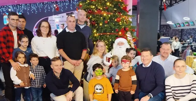 photo  cinq cents personnes étaient présentes ce mercredi 10 décembre au silver bowl de beaucouzé pour l’arbre de noël du 6e régiment du génie d’angers, notamment le chef de corps, le colonel thibault ascione (troisième en partant de la droite).  &copy;  co 