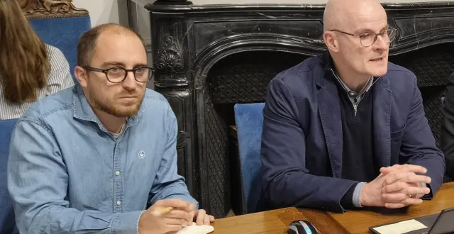 photo  nicolas thelliez et bertrand beleben, de la société nadara, ont présenté le projet de parc solaire aux youïs.  &copy;  co 