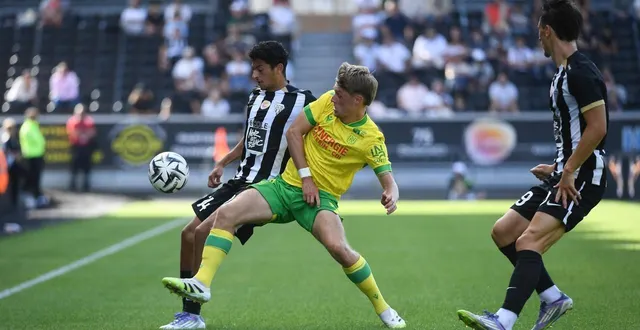 photo  yassin belkhdim (angers sco) et johann lepenant (nantes), en août en amical.  &copy;  josselin clair 