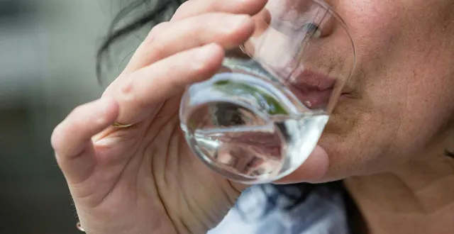 photo  boire de l’eau potable coûtera en moyenne, 4 % plus cher en 2026 qu’en 2025, pour les administrés du saumurois.  &copy;  illustration po - thierry butzbach 