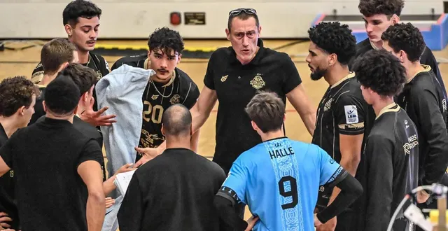 photo  frédéric gibert et ses joueurs, le 4 novembre 2025, en coupe de france face à martigues.  &copy;  yannick giraud 