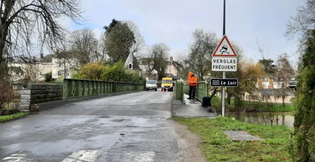 photo  à luché-pringé, dans le sud de la sarthe, le pont est interdit aux véhicules de plus de 12 tonnes. or, le camion des pompiers de la commune en pèse 14… une situation qui exaspère le chef de centre.  &copy;  ouest-france 