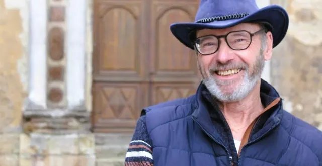 photo  bruno pernier devant l’église saint-nicolas, symbole du patrimoine mamertin.  &copy;  le maine libre 