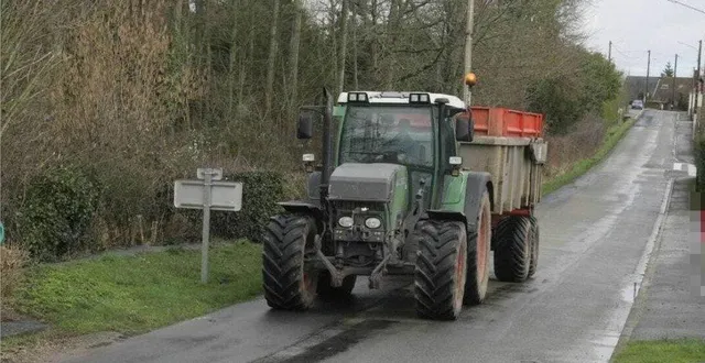 photo  il faut souvent s’armer de patience lorsqu’on suit un tracteur sur la route.  &copy;  photo le maine libre 