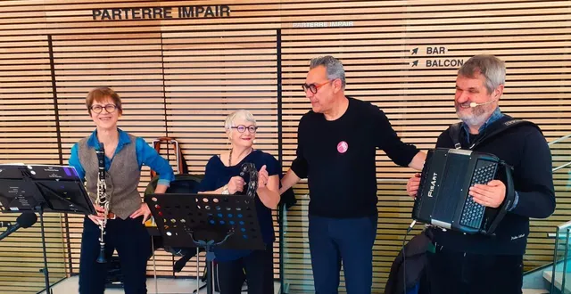 photo  rémi froger, le président de l’association la courte échelle accueille au théâtre les quinconces, le groupe plus si affinités avec la clarinettiste françoise péage, la chanteuse ghislaine godin et le compositeur accordéoniste fabrice morandeau.  &copy;  ouest-france 