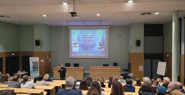 photo  devant les enfants, puis les parents, le chercheur stéphane blocquaux a pu alerter son public, notamment sur les dangers des réseaux sociaux.  &copy;  collège françois-villon 