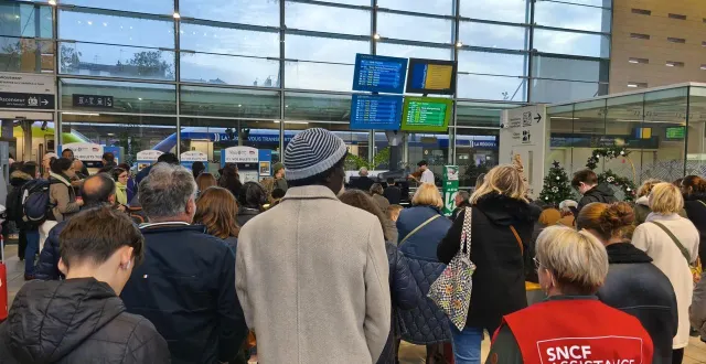 photo  le trafic est perturbé en gare d’angers, ce vendredi 12 décembre.  &copy;  ouest-france 