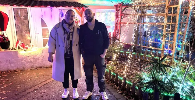 photo  mélanie et christopher philbert ont une nouvelle fois décoré leur maison pour noël.  &copy;  ouest-france 