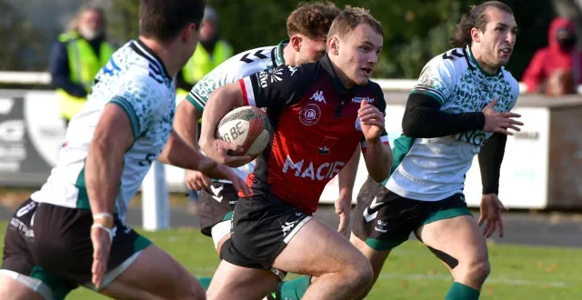 photo  mathis terrasson et les trois-quarts niortais espèrent mettre à mal la défense nordiste ce samedi.  &copy;  co - marie delage 